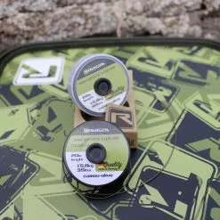 Radical WaryCarp Link Coated 35 L: 20m 15,8kg / 35lbs Camou-olive -Aas & Voer Winkel 2675035 D3 scaled 1